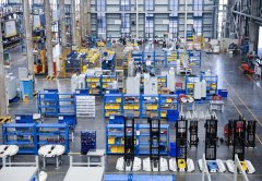 做人员正在地铁列车总卸车间内工做（2025年2月